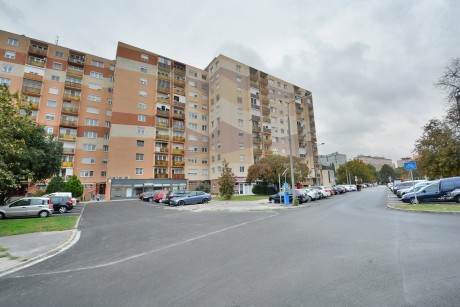 A József Attila utcában is elkészült az út- és parkolófelújítás